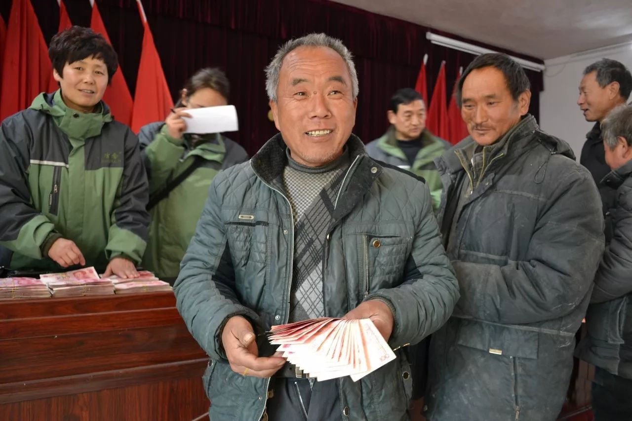 范里鎮(zhèn)：喜笑顏開來領(lǐng)錢 歡歡喜喜過大年