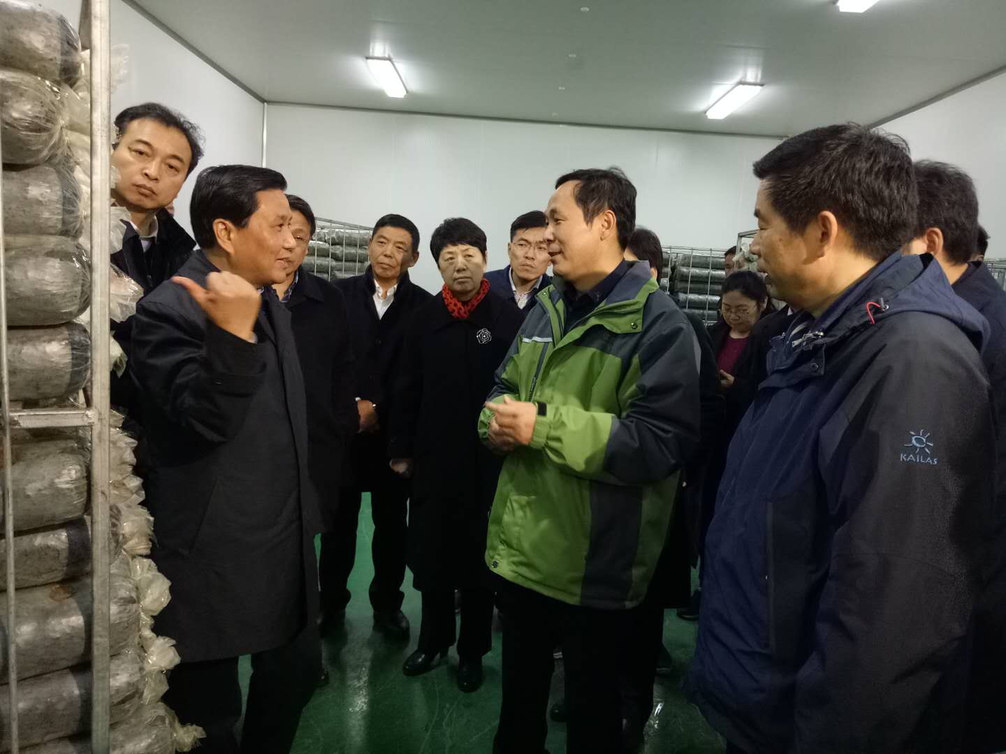 熱烈歡迎河南省政府副省長武國定蒞臨信念集團盧氏產(chǎn)業(yè)扶貧基地